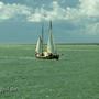 Schiff begegnet uns auf dem Wattenmeer westfriesische Inseln Segeltörn 2011
